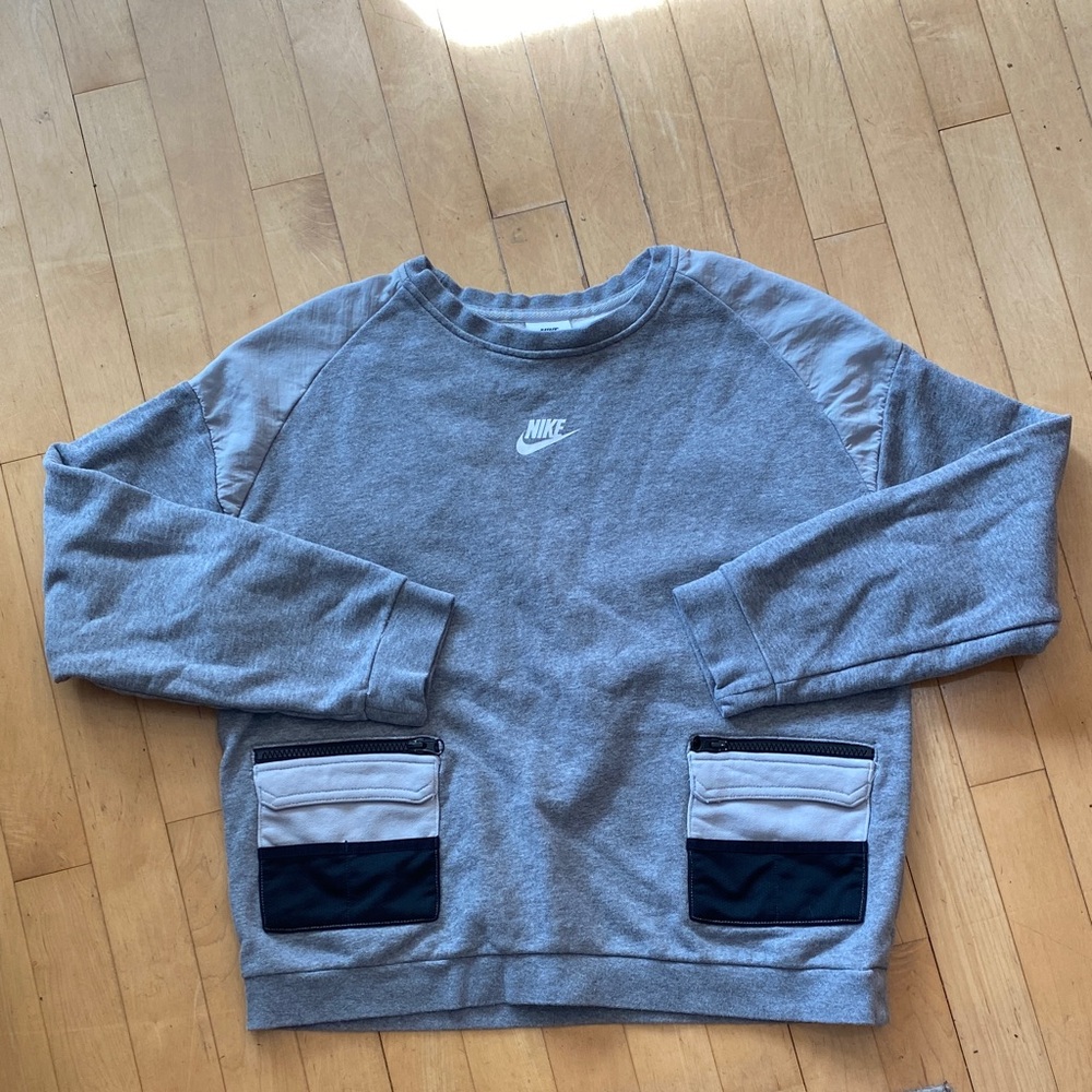 Nike Grey Crewneck Pocketed Sweatshirt with Two-Tone Zipper Pocket Panels